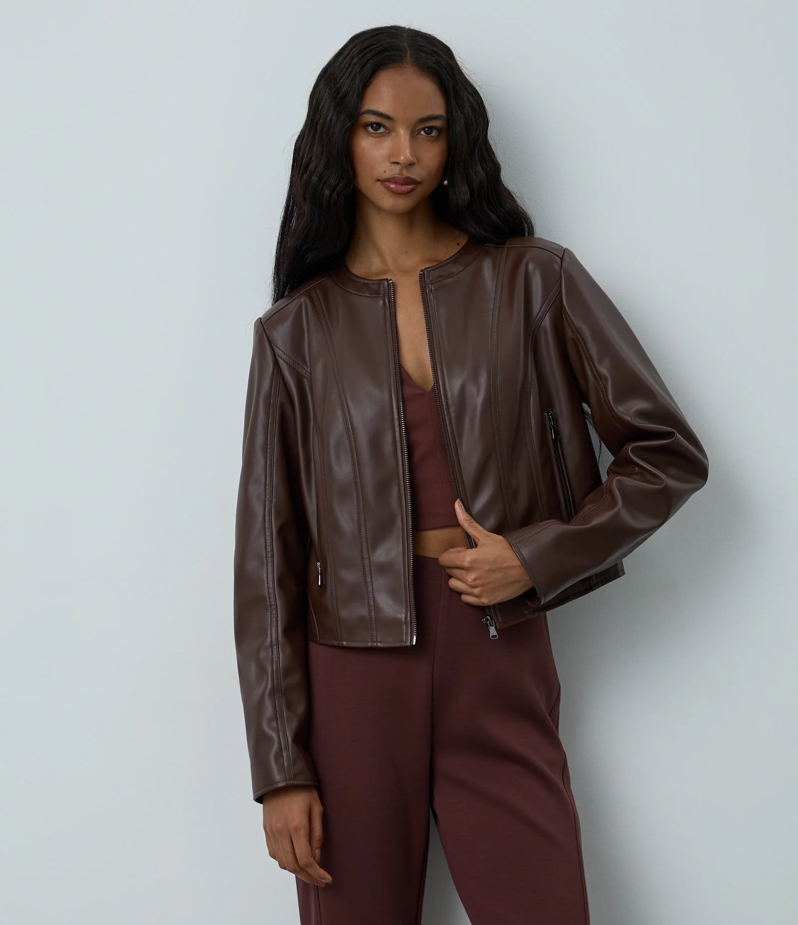 Jaqueta Básica em Pu com Zíper Tratorado Marrom Médio